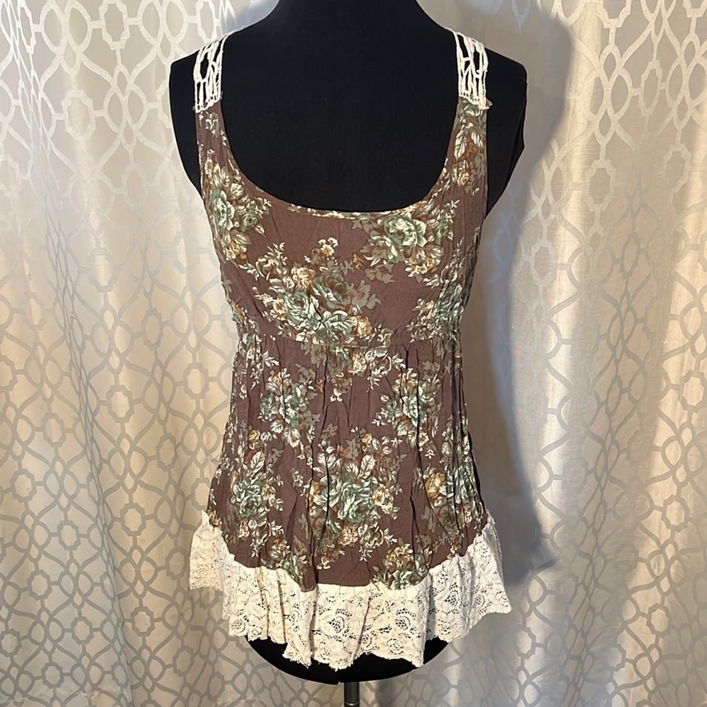 Women’s sleeveless top with lace. Brown with floral pattern size M